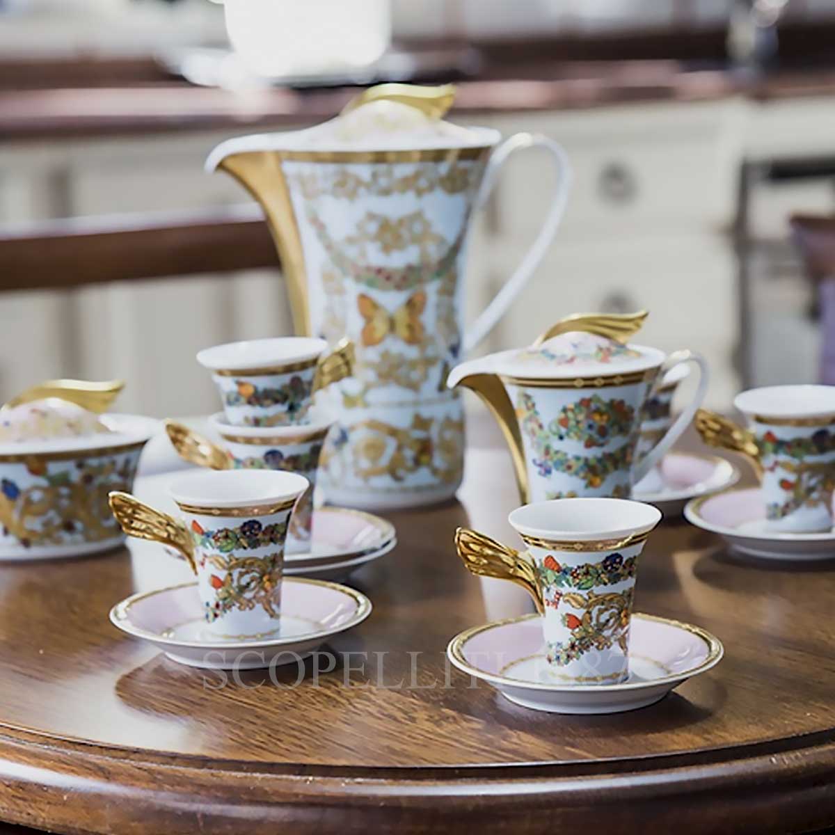 https://scopelliti1887.com/wp-content/uploads/2021/03/versace-teapot-and-cups-le-jardin-de-versace.jpg