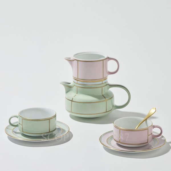 ginori 1735 tea cups with saucers and a teapot