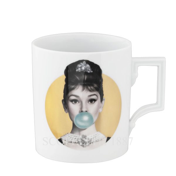 Meissen Mug Audrey Gold - a luxurious porcelain mug featuring a design of Audrey Hepburn blowing bubblegum, showcasing modern artistry and elegance.