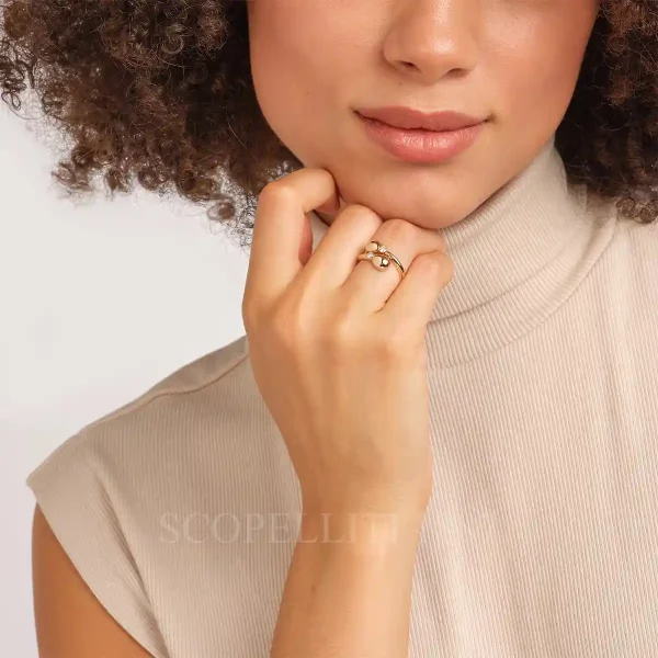 woman wearing fabergé essence yellow gold crossover ring