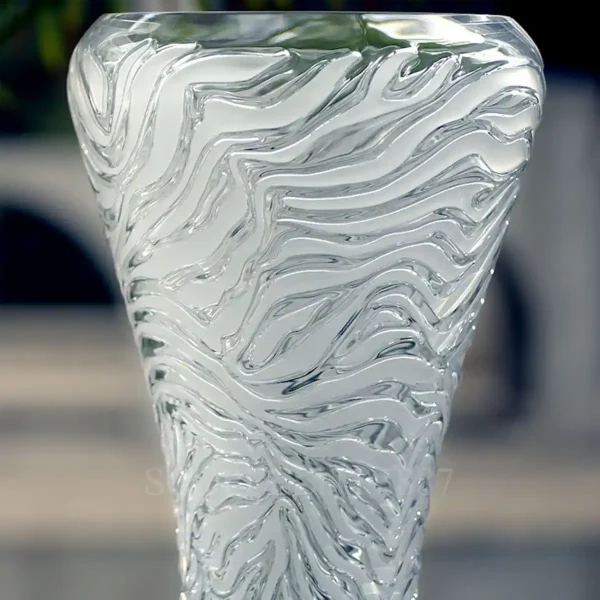 lalique zebre shiny relief vase detail